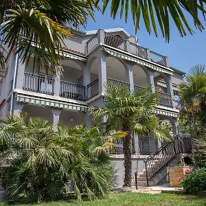 https://apartmani-dina.hotelinzadar.com